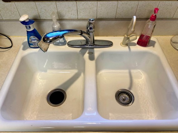  Nice Clean Double Sink With Good Working Garbage Disposal